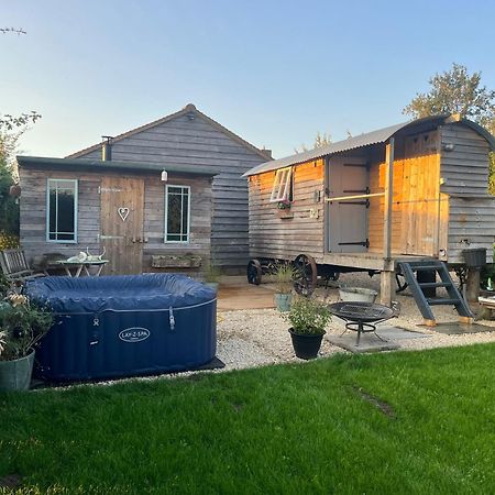 The Hen House Shepherds Hut With Hot Tub Chittoe Ngoại thất bức ảnh