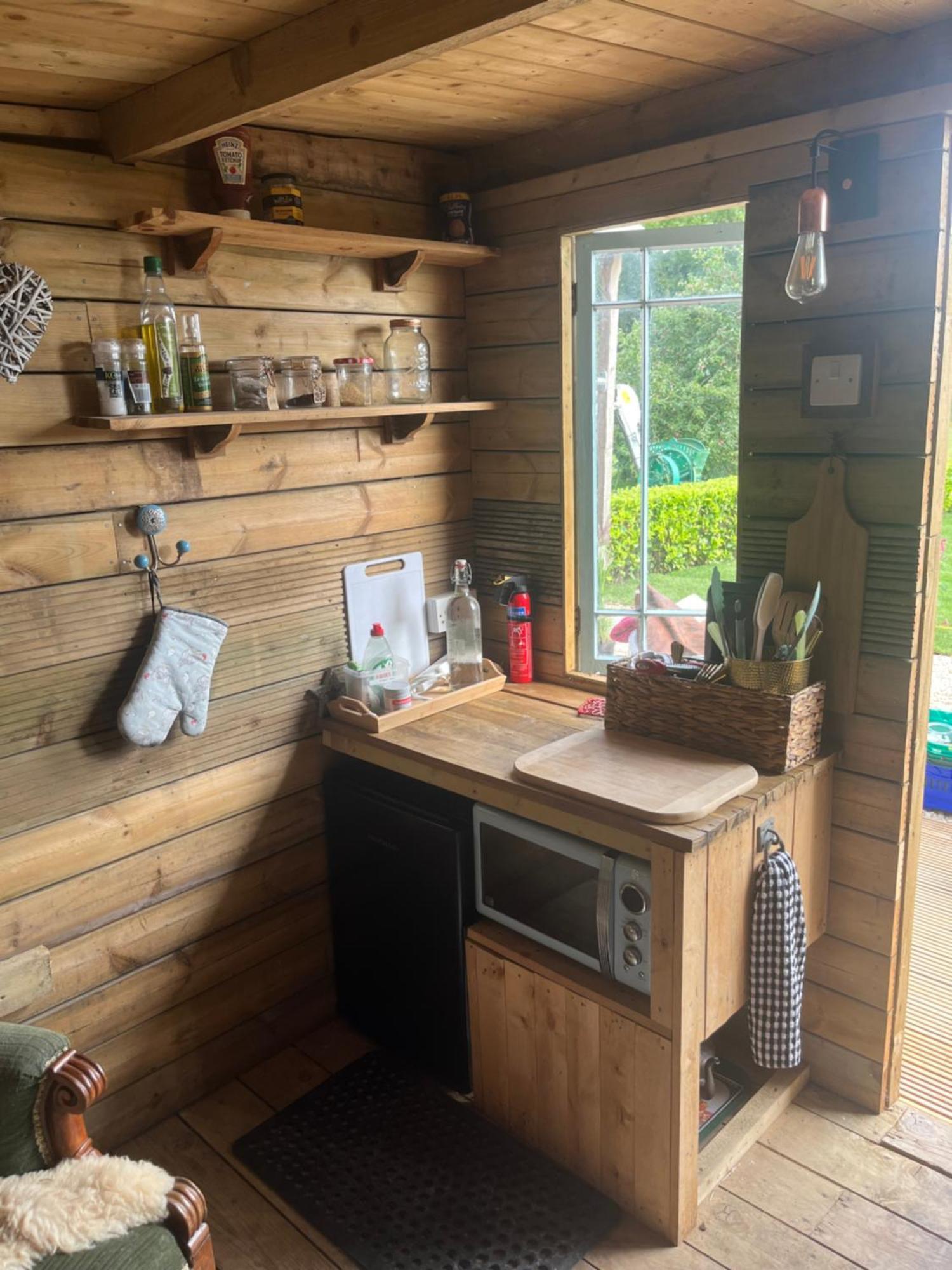 The Hen House Shepherds Hut With Hot Tub Chittoe Ngoại thất bức ảnh