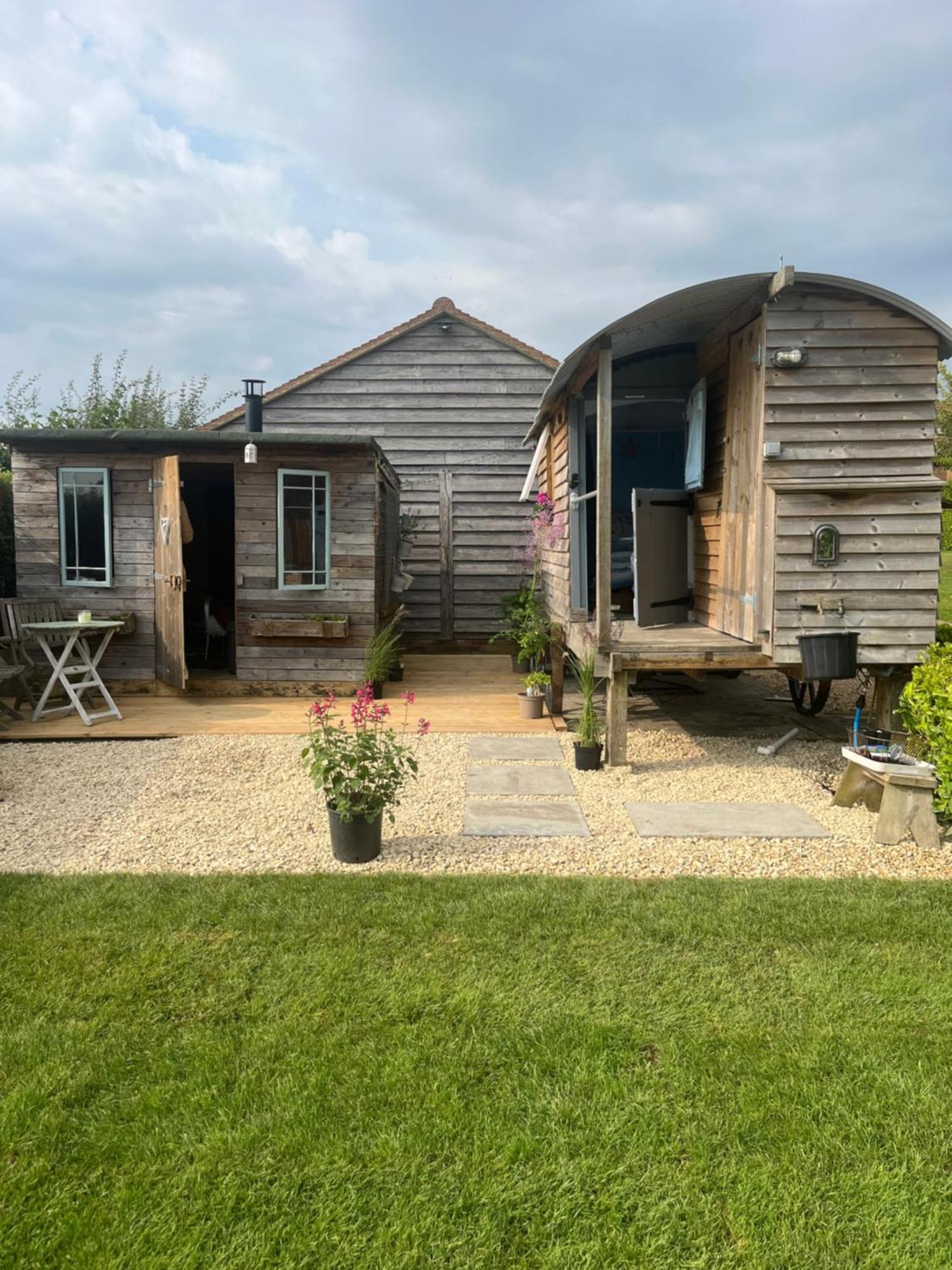 The Hen House Shepherds Hut With Hot Tub Chittoe Ngoại thất bức ảnh