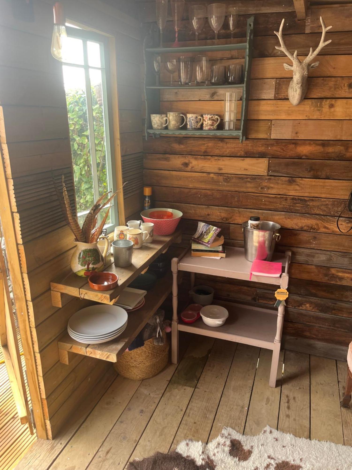 The Hen House Shepherds Hut With Hot Tub Chittoe Ngoại thất bức ảnh